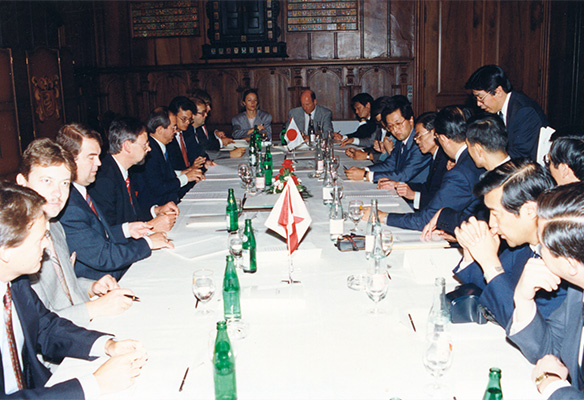 スイスフラン建転換社債調印式の様子