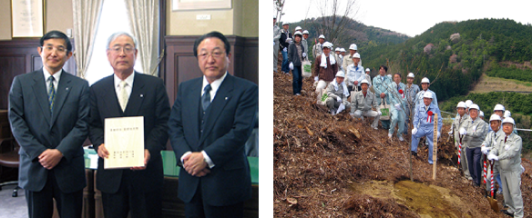 （左）2008年2月、和歌山県庁知事室にて行われた「企業の森」調印式。左側より和歌山県知事、当社池内社長、紀美野町長　（右）総勢80名で250本を植樹