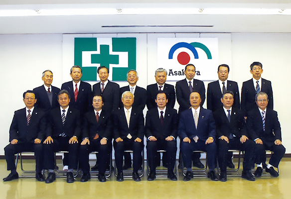 池内茂雄会長（前段左から4人目）と栗生泰廣社長（同左から5人目）