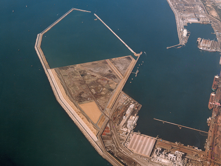 住友金属工業 西防沖埋立1期取合護岸、2-2本護岸1工区､セル護岸背後山土投入及び整地工事